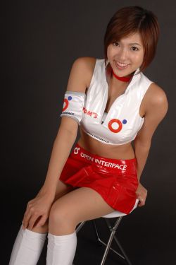 巨胸爆乳美女露双奶头挤奶